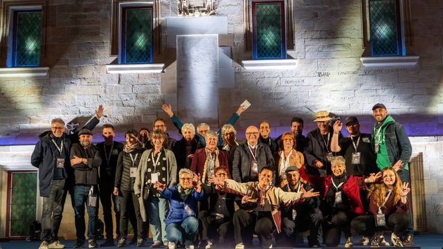 Des bénévoles de l'association saluent et accueillent le public